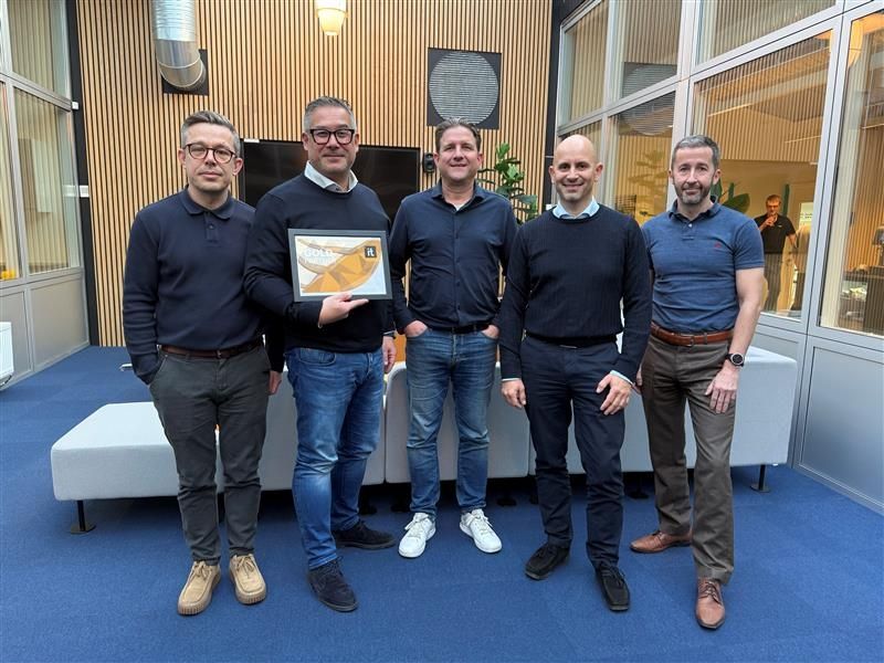 Barry Tempelaar neemt de Perfion Gold partner in ontvangst.